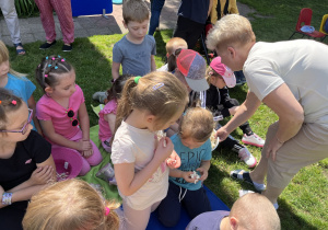 Dzieci zjadają popcorn w przerwie między zabawami.