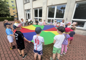 Taniec z chustą animacyjną.