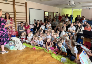 Nauczycielki wręczają podziękowania rodzicom.