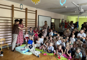 Nauczycielki wręczają podziękowania rodzicom.