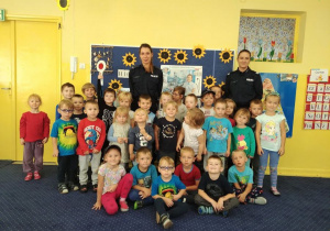 Wspólne zdjęcie dzieci z grupy 1 i 2 wraz z policjantkami.