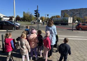 Dzieci w parach podchodzą do przejścia dla pieszych.