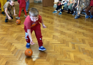 Konkurencja sportowa - toczenie dyni.