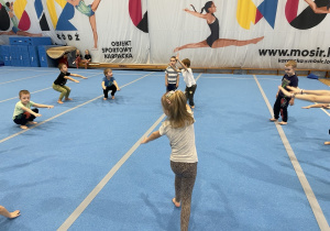 Dzieci wykonują ćwiczenia sportowe.