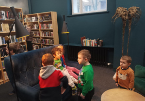 dzieci oglądają pomieszczenia w bibliotece