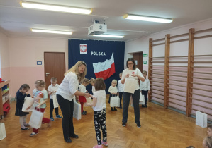 nauczycielki wręczają nagrody dzieciom, które brały udział w konkursie, uroczystość odbywa się na sali gimnastycznej