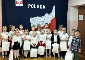 Zdjęcie wszystkich dzieci, które brały udział w konkursie.