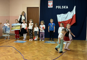 Dzieci tańczą do piosenki patriotycznej.