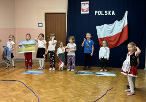 Dzieci śpiewają piosenkę patriotyczną.