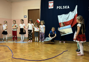 Dzieci śpiewają piosenkę patriotyczną.