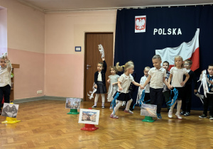 Dzieci śpiewają piosenkę patriotyczną i tańczą do niej.