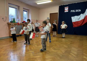 Dzieci śpiewają piosenkę patriotyczną.