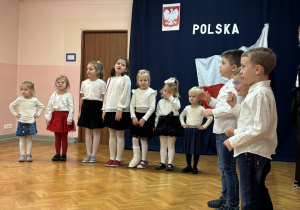 Dzieci śpiewają piosenkę patriotyczną.