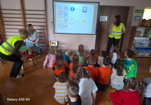 Dzieci oglądają film edukacyjny.