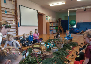 dzieci na warsztatach poznają zioła, rośliny i przyprawy