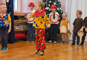 Dzieci na scenie prezentują przedstawienie dla rodziców.