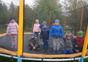 Dzieci z grupy 1 na trampolinie.