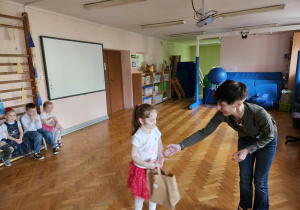 Wręczenie nagród uczestnikom konkursu.