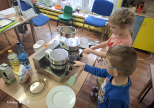 dzieci pieką gofry w gofrownicy