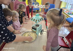 dzieci robią popcorn w specjalnej maszynie do popcornu