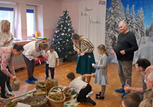 Dzieci wraz z dziadkami wyszukują określone przedmioty.