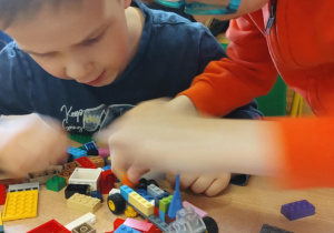 dzieci budują z klocków lego