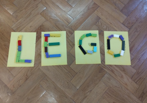 napis LEGO ułożony z klocków