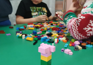 dzieci budują z klocków lego