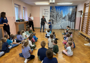 Dziecko otrzymuje nagrodę za prace plastyczną.