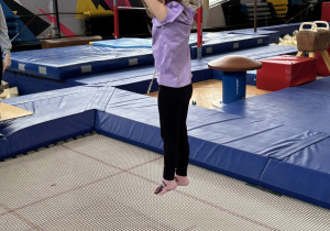 Dziewczynka na trampolinie.