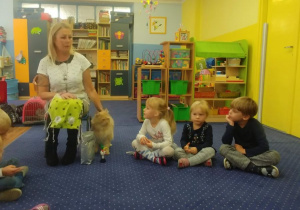 Opiekunka Iwana opowiada dzieciom z grupy 1 o zwyczajach kotów.