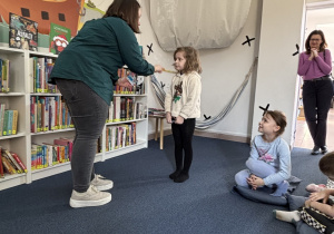 Dziewczynka jest mianowana na czytelnika biblioteki.