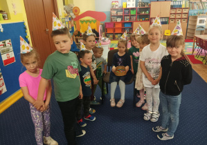 dziewczynka świętuje urodziny, dzieci składają jej życzenia