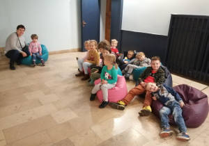Dzieci z grupy IV oczekują na przedstawienie.