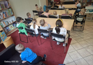 dzieci podczas zajęć rozwijających zainteresowania czytelnicze w bibliotece