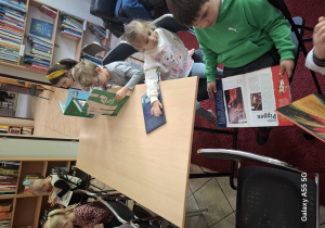 dzieci podczas zajęć rozwijających zainteresowania czytelnicze w bibliotece