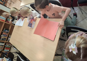 dzieci podczas zajęć rozwijających zainteresowania czytelnicze w bibliotece