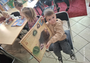 dzieci podczas zajęć rozwijających zainteresowania czytelnicze w bibliotece