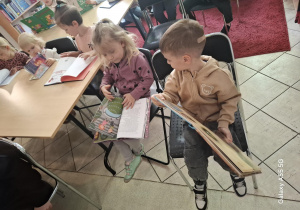 dzieci podczas zajęć rozwijających zainteresowania czytelnicze w bibliotece