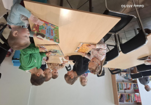 dzieci podczas zajęć rozwijających zainteresowania czytelnicze w bibliotece
