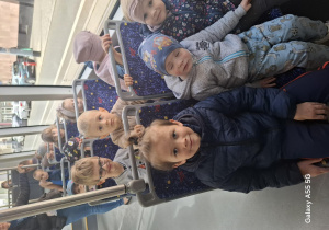 dzieci siedzą w tramwaju