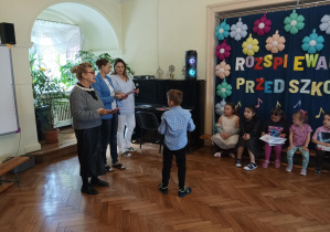 chłopiec odbiera nagrodę