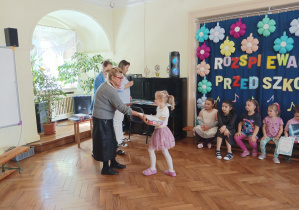 dziewczynka odbiera nagrodę