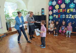 chłopiec odbiera nagrodę