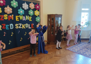 dzieci tańczą w kole na sali gimnastycznej