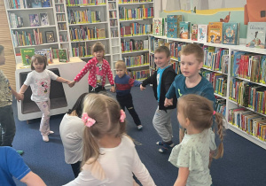 dzieci na zajęciach w bibliotece