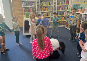 dzieci na zajęciach w bibliotece