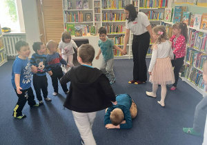 dzieci na zajęciach w bibliotece