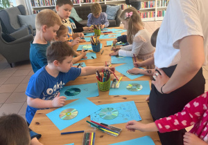 dzieci na zajęciach w bibliotece
