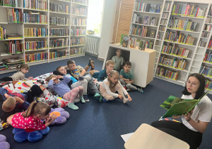 dzieci na zajęciach w bibliotece